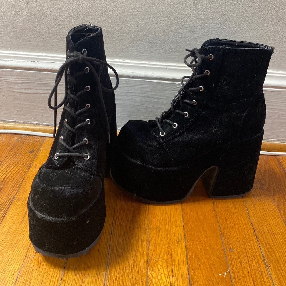 Demonia camel 203 size 9